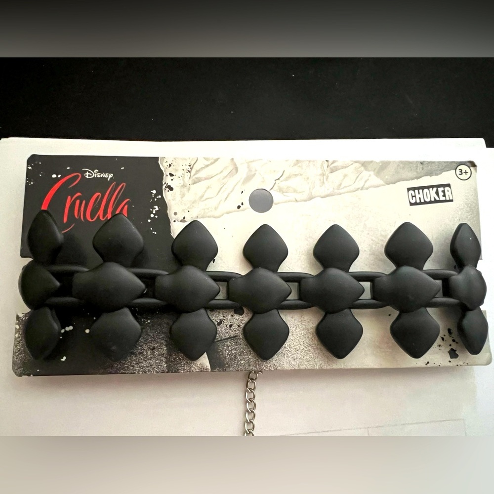 Cruella choker